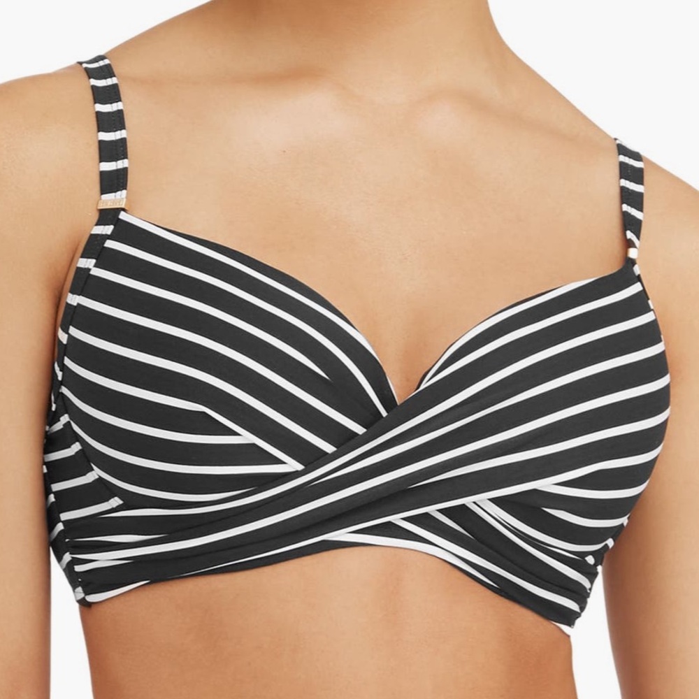 NWT Sea Level
Stripe Cross Front Molded Bikini Top
SIZE 4